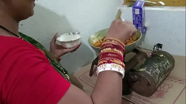 Gros Tôt le matin, baise ma femme de chambre dans la cuisine quand elle prépare du poulet pour moi et ma famille tube chaud