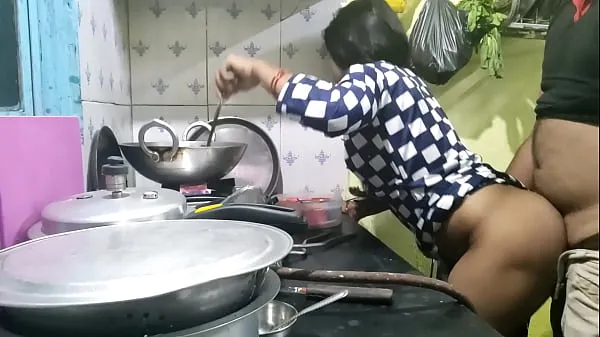 The maid who came from the village did not have any leaves, so the owner took advantage of that and fucked the maid (Hindi Clear Audio Tabung hangat yang besar