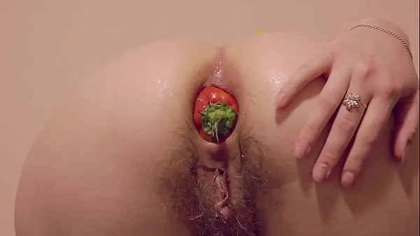 Gran La mejor inserción anal vegetal extrema! Morena estilo perrito se folla su ojete peludo y muestra su culito enorme. Fetiche casero en la cocinatubo caliente