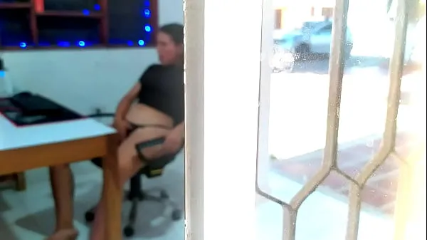 Catching my young neighbor through the window. My neighbor has just turned 18 and I discovered her masturbating while she watches porn on her computer. She watches video of threesomes being half-naked while she touches her pussy أنبوب دافئ كبير