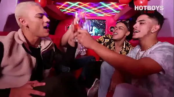 Velká Newbies making out in the limousine on the HOTBOYS birthday teplá trubice