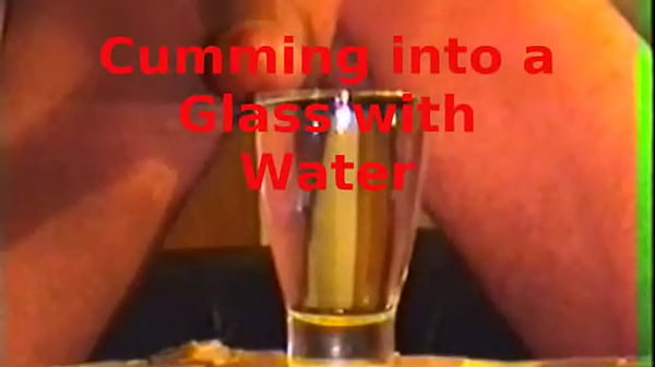 in ein Glas voll mit Wasser abgespritzt أنبوب دافئ كبير