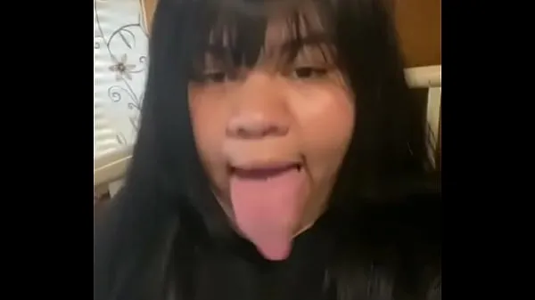 Büyük Cute Latin Chick Shows Her Tongue sıcak Tüp