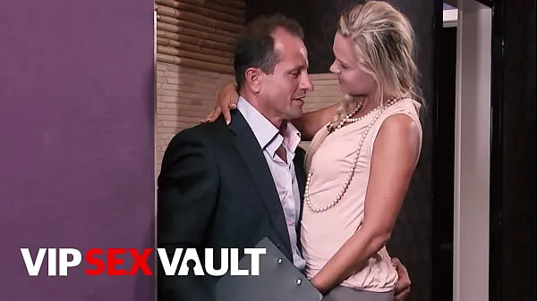 Gran VIP SEX VAULT - (George Uhl, Barra Brass) - Hermosa nena europea follada duro por un agente de bienes raícestubo caliente