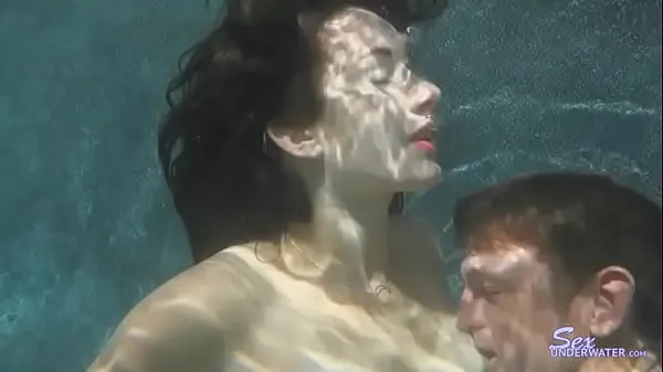 Gros Brunette fait l'amour sous l'eau tube chaud