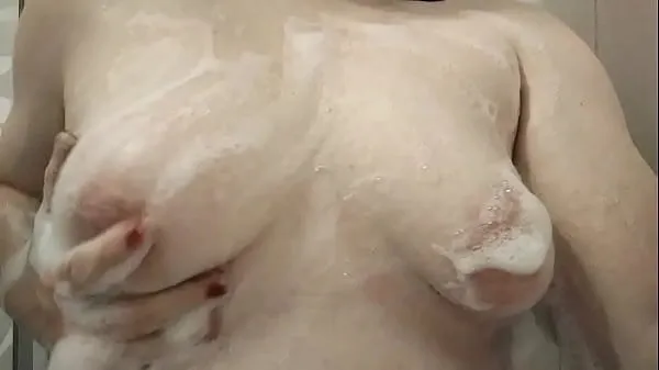 بڑی Slut showering گرم ٹیوب