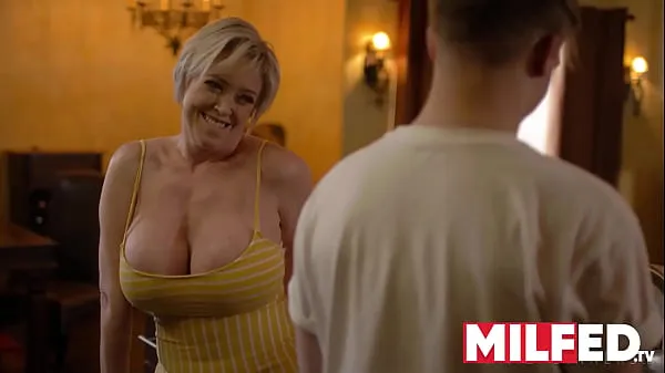 Μεγάλο Mother-in-law Seduces him with her HUGE Tits (Dee Williams) — MILFED ζεστό σωλήνα