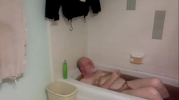 Suuri guy in bath lämmin putki