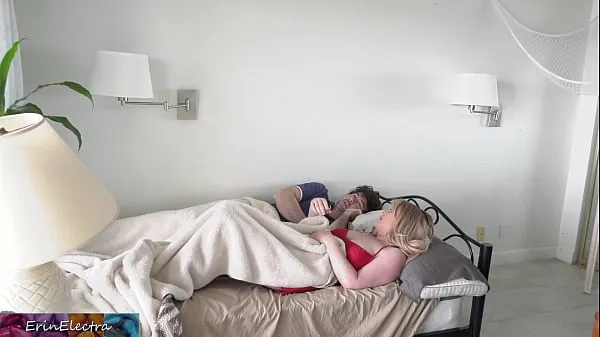 Gros belle-mère laisse son beau-fils se frotter contre elle et avoir des relations sexuelles avec elle pendant qu'ils partagent un lit lors d'un road trip tube chaud