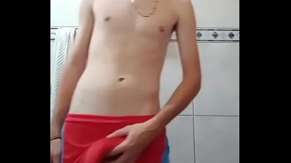 Μεγάλο Very naughty 18-year-old boy hitting with the cock scoring in the shorts ζεστό σωλήνα