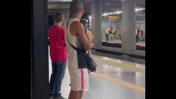 ใหญ่ I was on my way to the gym when I met the young man on the subway, I ended up following him, the end was him fucking my ass in the woods ท่ออุ่น