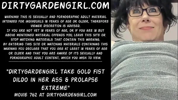 Grande Dirtygardengirl pega consolo de punho de ouro na bunda e prolapso extremo tubo quente