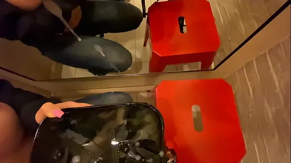 Stort Risky cumshot on latex bag in MALL varmt rör