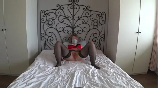 Gros Une milf mature avec un cul dodu et de gros seins se masturbe chez elle sur le lit. Chatte poilue se doigte jusqu'à l'orgasme. Voulez-vous la baiser? PAWG. ASMR. BBW. Fétiche amateur tube chaud