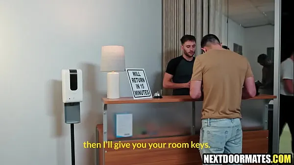 Grote Strangers meet in hotel room for a fuck warme buis