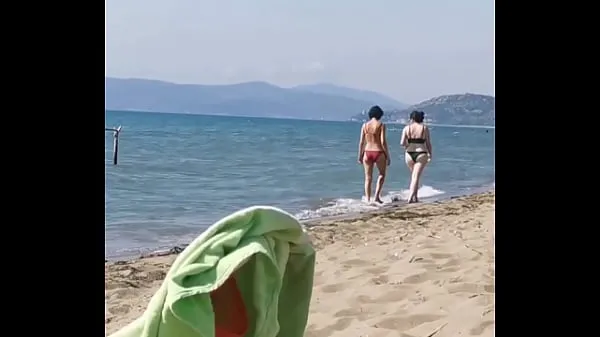 Gli vengo in bocca in spiaggia أنبوب دافئ كبير