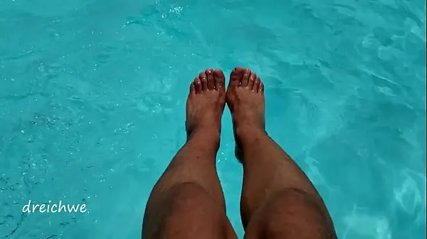Feet in the pool with a lot of water أنبوب دافئ كبير