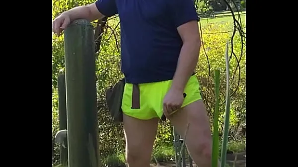 dripping cumshot through shorts walking in the public park أنبوب دافئ كبير