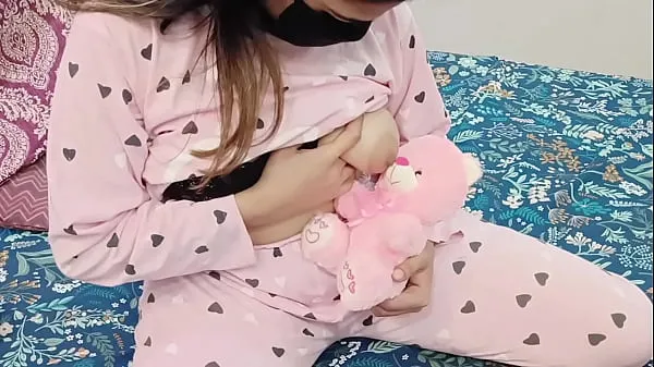 Большая Падчерица дези играет со своим любимым игрушечным мишкой, а ее отчим хочет трахнуть ее киску теплая трубка