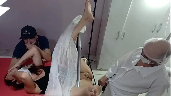 Gros Le mari, la femme pour l'examen et le médecin sont excités tube chaud