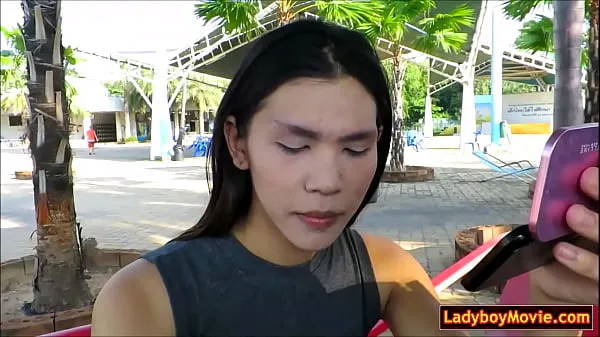 Gran Ladyboy se masturba en un baño públicotubo caliente