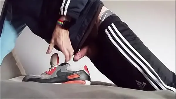 Adidasfun1 Fucked Airmax wanking on It in Adidas pants and Nike TN أنبوب دافئ كبير