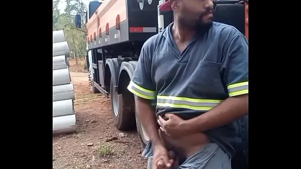 Stort Worker Masturbating on Construction Site Hidden Behind the Company Truck varmt rör