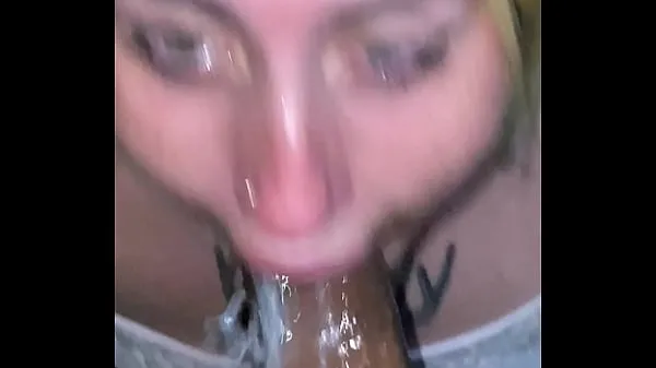 Stort little bitch sucks it all and fills it with slime and puts it in her pussy all wet varmt rør