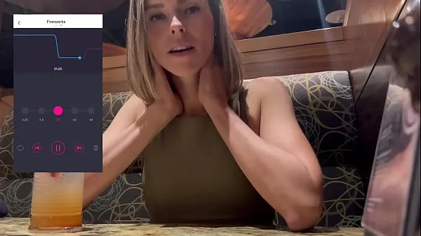 Veľká Public cumming in restaurant with Lush remote controlled vibrator teplá trubica