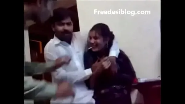 Stort Pakistani Desi girl and boy enjoy in hostel room varmt rör