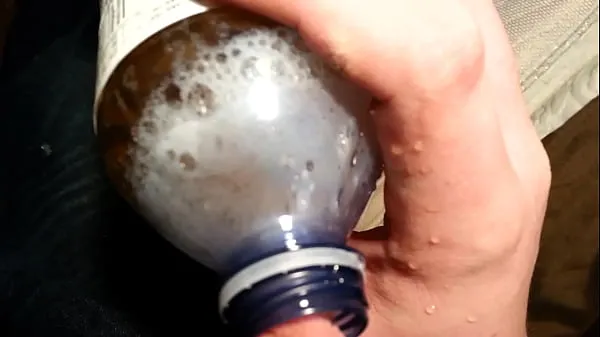 Große In eine Flasche gepisstwarme Röhre